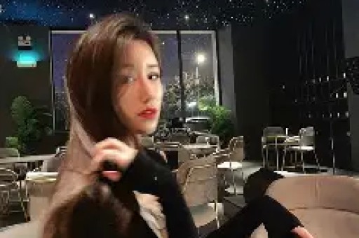 吐舌紧贴人设崩塌曾志伟与乔妹合照展现娱乐圈的另一面